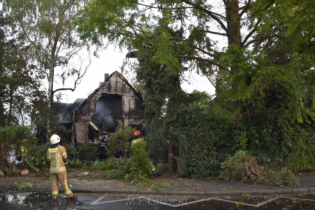 Grossfeuer Einfamilienhaus Siegburg Muehlengrabenstr P0866.JPG - Miklos Laubert